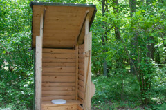 Plumpsklo auf dem Biwakplatz Flosek